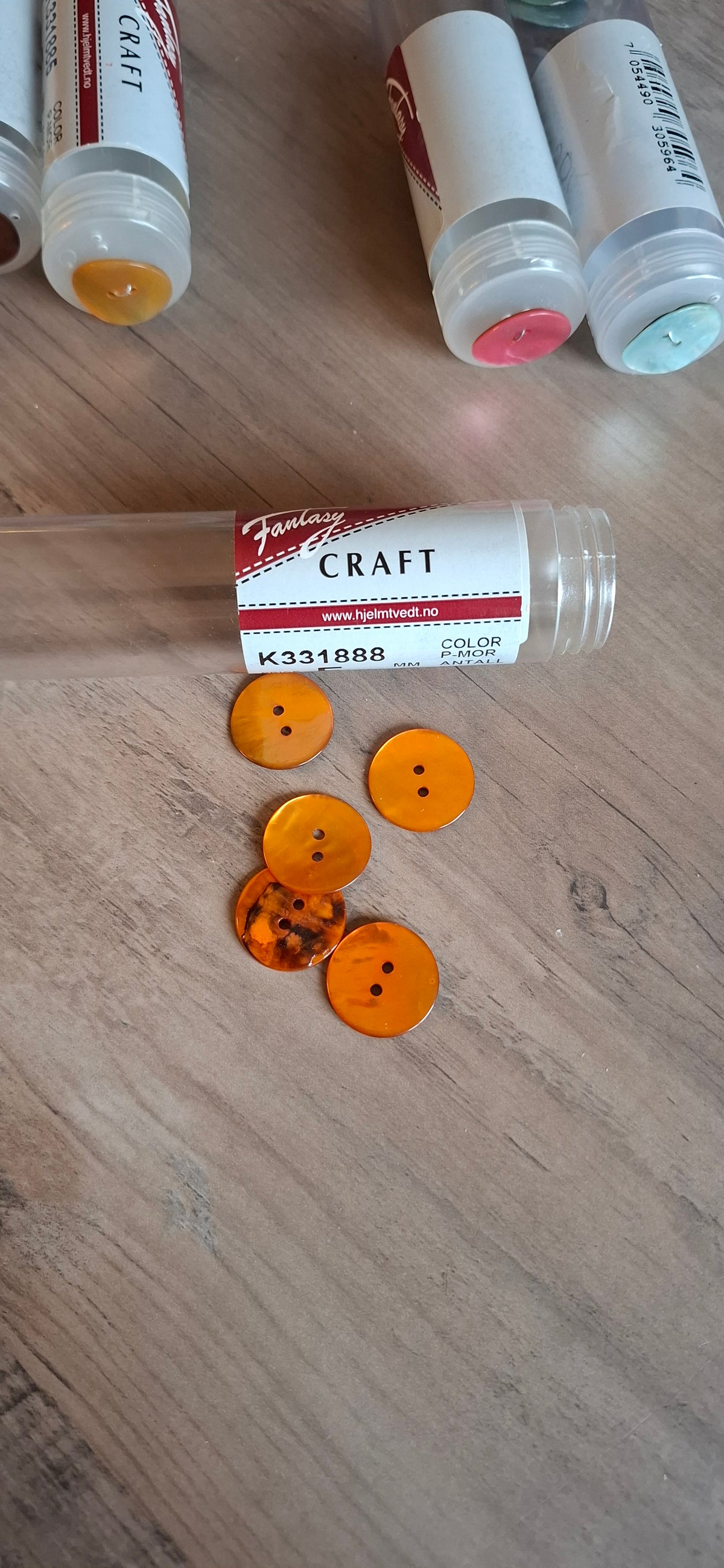 Knapper. 20 mm. Oransje perlemor-knapper.