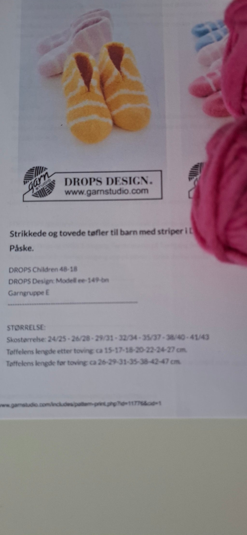 Garnpakke. Tøfler til barn. Farge magenta og naturhvit.
