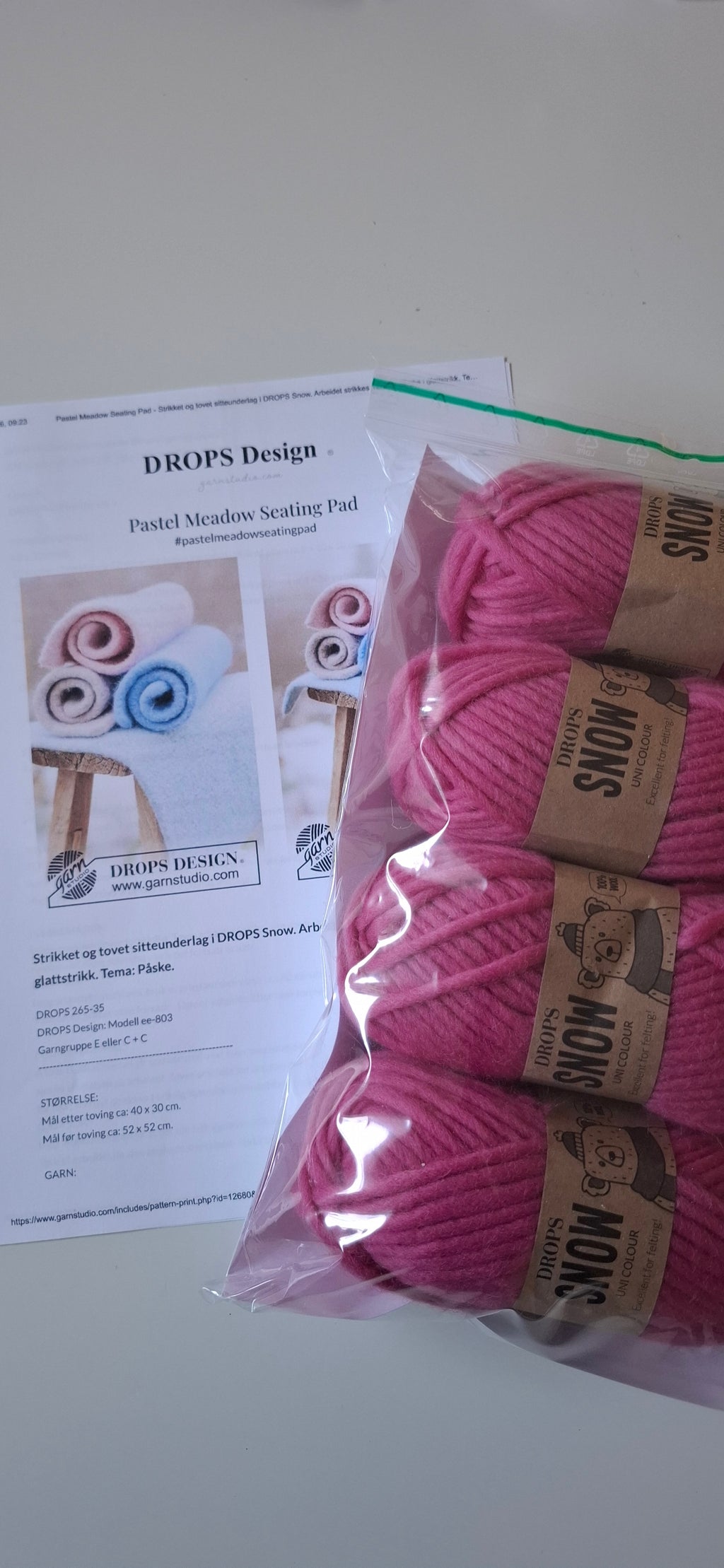 Garnpakke. Sitteunderlag, farge magenta.