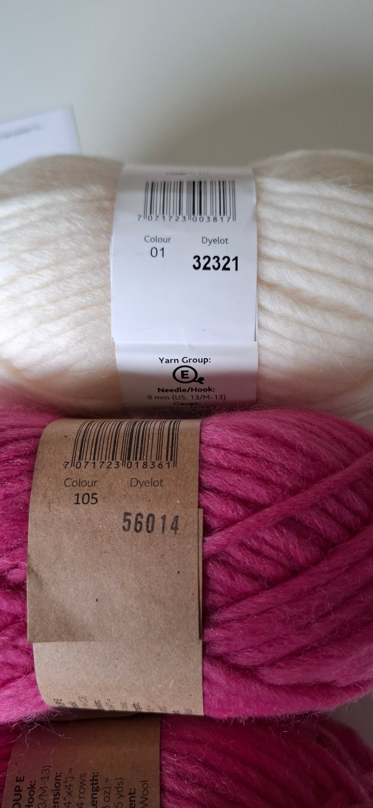 Garnpakke. Tøfler til barn. Farge magenta og naturhvit.