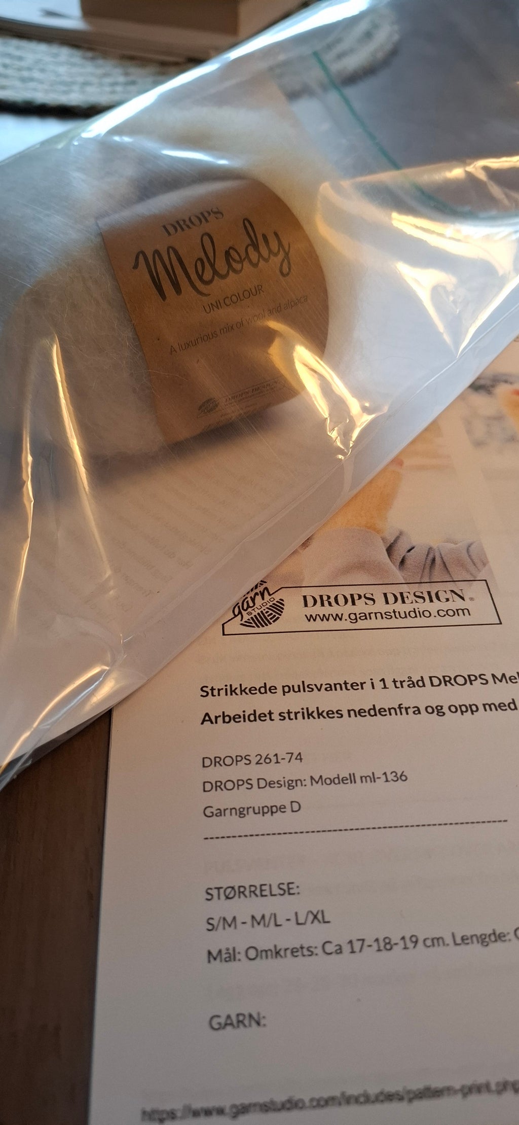 Garnpakke 15. Pulsvanter farge 01 naturhvit.
