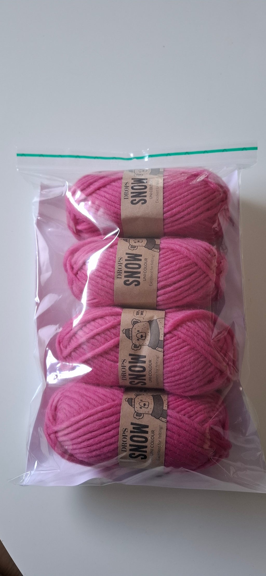 Garnpakke. Sitteunderlag, farge magenta.