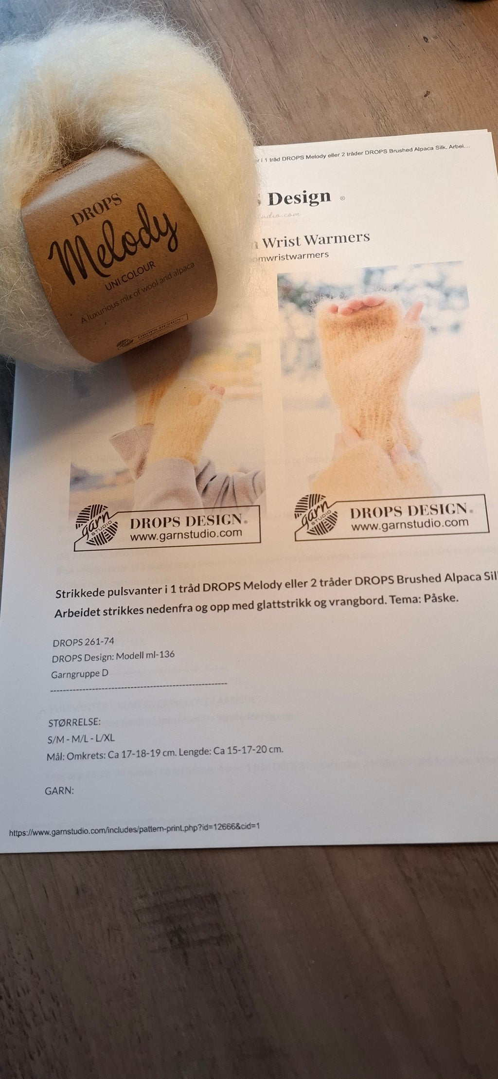 Garnpakke 15. Pulsvanter farge 01 naturhvit.