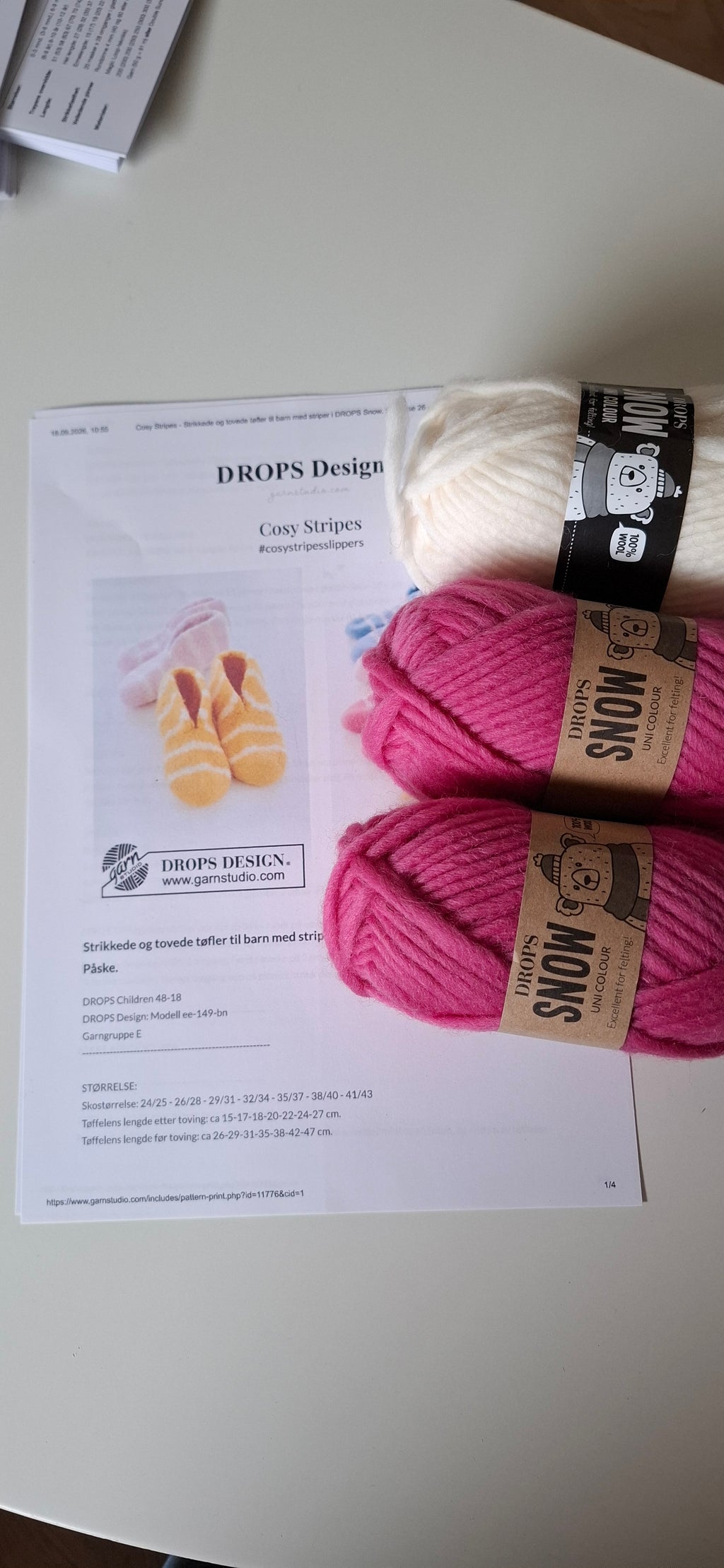Garnpakke. Tøfler til barn. Farge magenta og naturhvit.